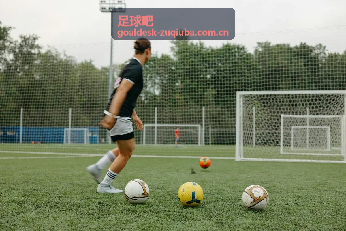 足球吧战术解析-边翼卫内收攻防转换逻辑